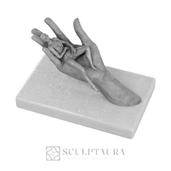 Human Sculptures On Hands - Picture 5